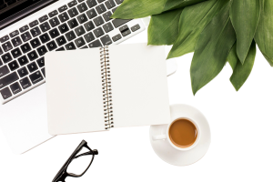 Bloc Notes Spirale Laisse Ordinateur Portable Lunettes Tasse Cafe Bureau Bois 1 300x200